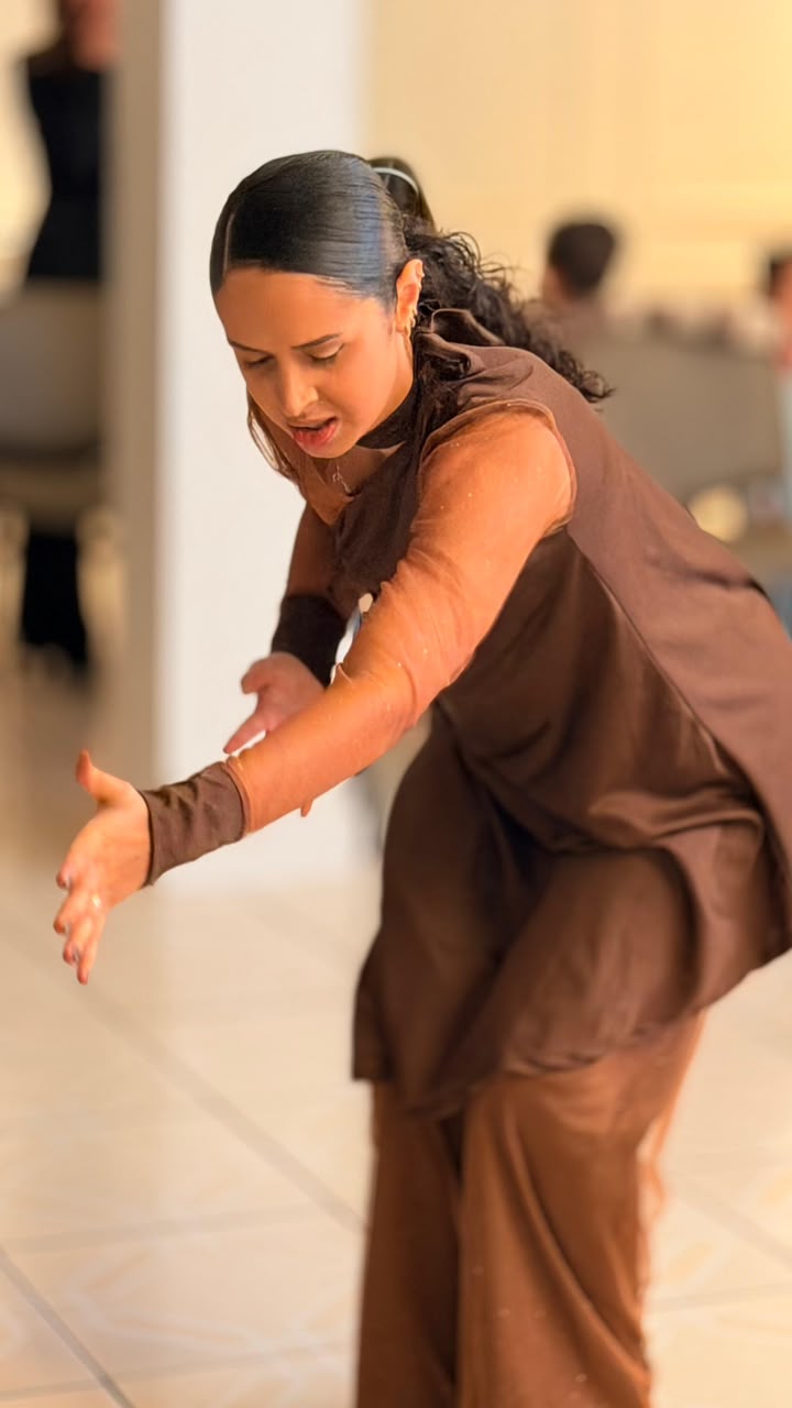 Alice conduzindo uma aula de Gospel Dance
